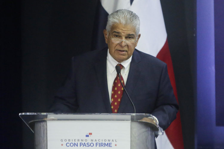 El presidente de Panamá, José Raúl Mulino, habla durante una rueda de prensa, este jueves, en Ciudad de Panamá. EFE/ Carlos Lemos
