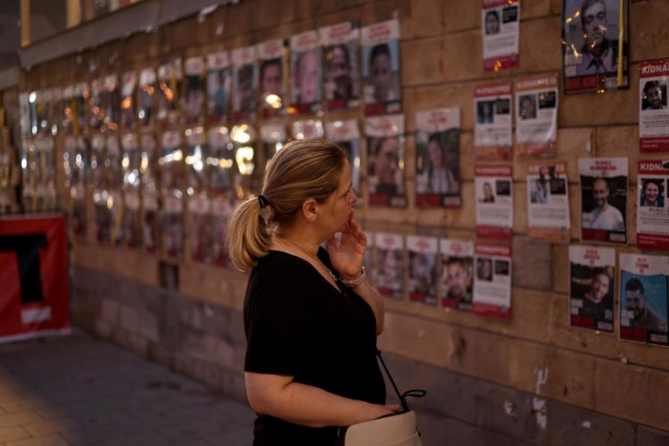 Una mujer mira las fotografías de rehenes israelíes capturados por Hamas, el 20 de julio de 2024. EFE/EPA/ATEF SAFADI