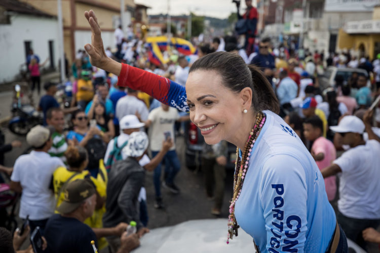 Fotografía que muestra a la líder opositora, Maria Corina Machado, en un acto de campaña el 17 de julio del 2024 en Guanare (Venezuela). EFE/ Miguel Gutiérrez