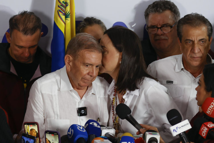El candidato a la presidencia de Venezuela, Edmudo González Urrutia (i), junto a la líder opositora venezolana, María Corina Machado. EFE/ Henry Chirinos