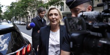 Francia | La «gran coalición» toma forma por la previsible falta de mayoría de la ultraderecha