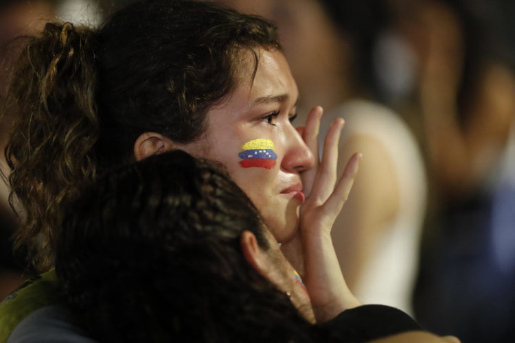 Una ciudadana venezolana llora tras conocer los resultados del primer boletín oficial de las elecciones presidenciales, este domingo a las afueras de la Embajada de Venezuela en Ciudad de Panamá (Panamá). . EFE/ Bienvenido Velasco