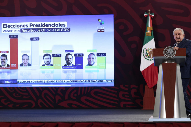 El presidente de México, Andrés Manuel López Obrador, habla durante la rueda de prensa matutina en el Palacio Nacional, este lunes, en Ciudad de México (México). EFE/ José Méndez