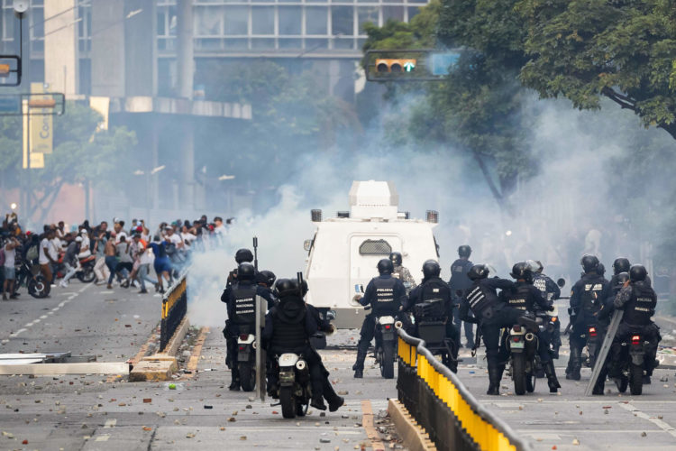 Integrantes de la Policía Nacional Bolivariana (PNB) y la Guardia Nacional Bolivariana (GNB) enfrentan a manifestantes opositores este lunes, durante una protesta contra de los resultados de las elecciones presidenciales, en Caracas (Venezuela). EFE/ Ronald Peña R.
