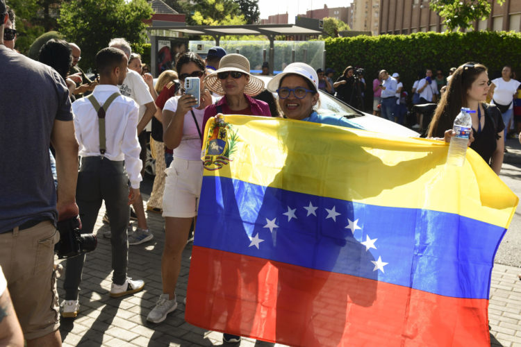 Un grupo de venezolanos residentes en Madrid espera fuera del centro de votaciones habilitado en Madrid para los comicios presidenciales de este domingo 28 de julio. EFE/Victor Lerena