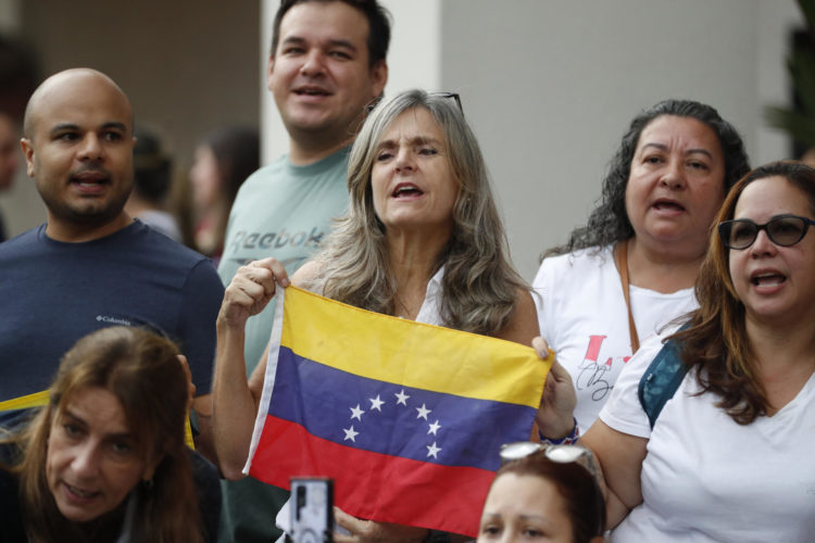 Seguidores de la líder opositora venezolana María Corina Machado gritan consignas a su llegada a votar en las elecciones presidenciales de Venezuela este domingo, en el consulado de Venezuela en Ciudad de Panamá (Panamá). EFE/ Bienvenido Velasco