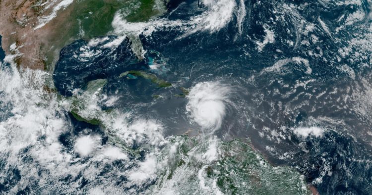 Fotografía satelital cedida por La Oficina Nacional de Administración Oceánica y Atmosférica (NOAA) a través del Centro Nacional de Huracanes (NHC) estadounidense, donde se muestra la localización del huracán Beryl en el Caribe, el 2 de julio de 2024. EFE/ NOAA-NHC