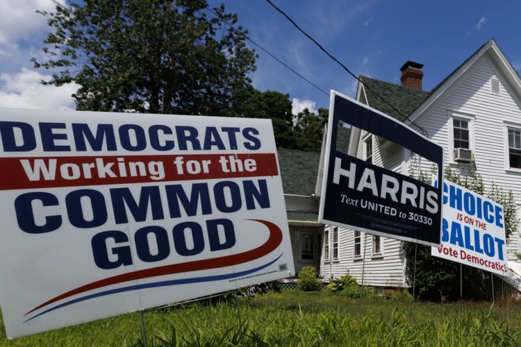 Fotografía de varios carteles de la campaña demócrata en exhibición con carteles adicionales en un patio de votantes de New Hampshire, en Northwood, New Hampshire, EE. UU., 22 de julio de 2024. EFE/EPA/Cj Gunther