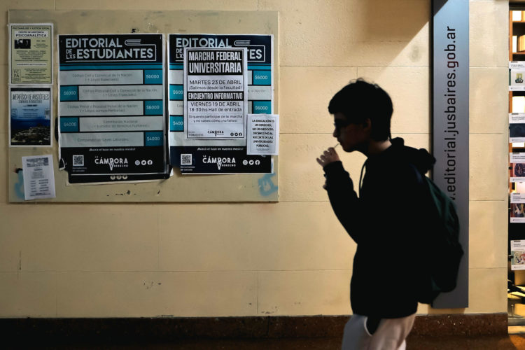 Fotografía de archivo en donde se ve a un estudiante caminar en un centro educativo en Buenos Aires (Argentina). EFE/Juan Ignacio Roncoroni