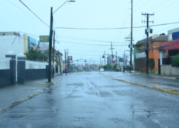 Jamaica mantiene el toque de queda por el paso del huracán Beryl que sacude al Caribe