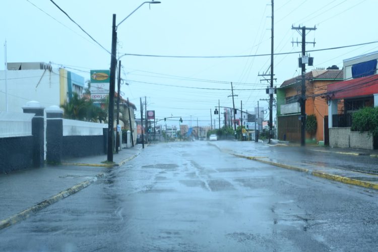 Vista de una calle vacía en Kingston, Jamaica. EFE/Rudolph Brown