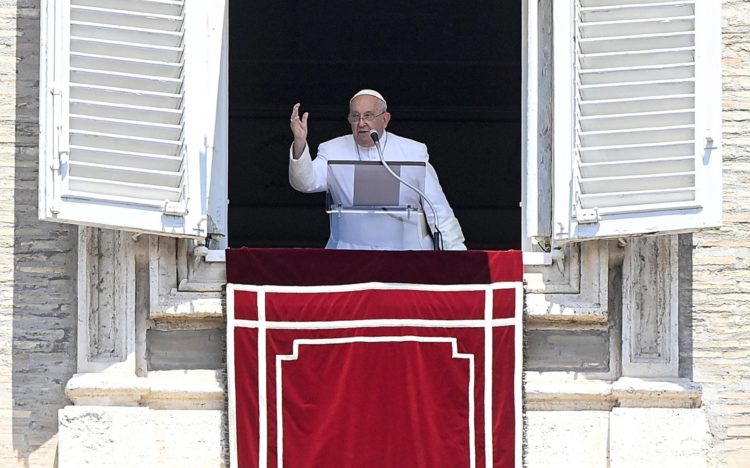 El papa Francisco dirige su oración del Ángelus dominical desde la ventana de su oficina con vistas a la Plaza de San Pedro, Ciudad del Vaticano, el 14 de julio de 2024. EFE/EPA/RICCARDO ANTIMIANI