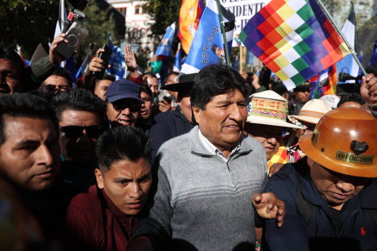 El expresidente de Bolivia y líder del Movimiento al Socialismo (MAS), Evo Morales (c), llega a la sede del Tribunal Supremo Electoral este miércoles, en La Paz (Bolivia). EFE/ Luis Gandarillas
