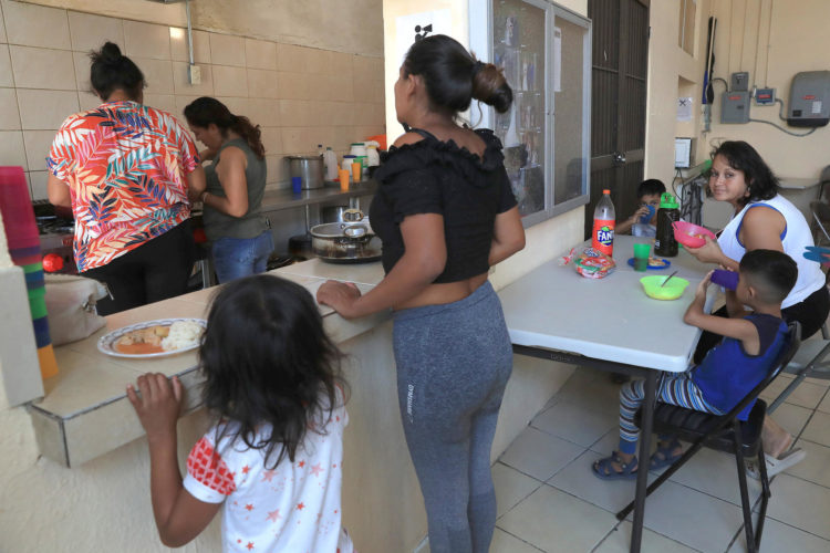 Migrantes permanecen en el albergue 'El buen Samaritano', el 18 de julio de 2024 en Ciudad Juárez, Chihuahua (México). EFE/Luis Torres