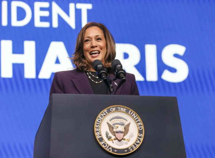 Fotografía de archivo de la vicepresidenta Kamala Harris hablando durante una reunión de la Federación Americana de Docentes en Houston, Texas (EE. UU). EFE/ Leslie Plaza Johnson