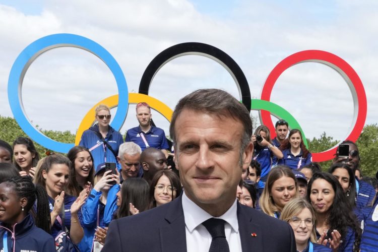 El presidente francés, Emmanuel Macron, durante la visita a la Villa Olímpica, que se encuentra en el departamento de Saint-Denis, en la zona norte del extrarradio de París. EFE/EPA/MICHEL EULER / POOL MAXPPP OUT