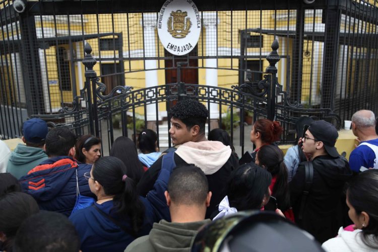 Fotografía del 30 de julio de 2024 en la que se venb venezolanos que acuden a la Embajada de su país ante el anuncio del Gobierno de Perú de la expulsión los diplomáticos venezolanos acreditados en la ciudad de Lima (Perú). EFE/ Paolo Aguilar