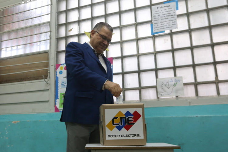 El candidato a la presidencia de Venezuela Enrique Márquez vota este domingo, en Caracas (Venezuela). EFE/ Manuel Díaz