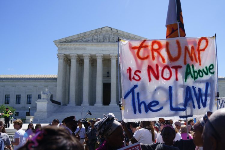 Manifestantes se reúnen frente a la Corte Suprema de Estados Unidos, en Washington DC, luego de que El Tribunal Supremo dictaminó este 1 de julio de 2024 que el expresidente Donald Trump tiene derecho a inmunidad procesal. EFE//Will Oliver