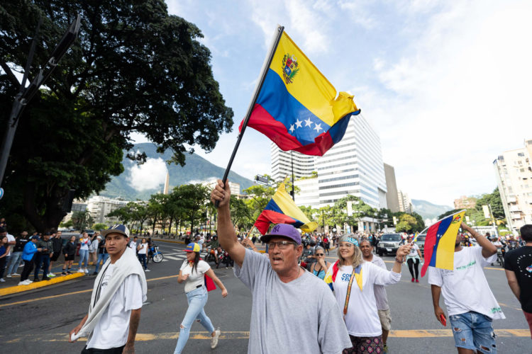 Fotografía de archivo donde se ve a personas durante una protesta contra los resultados oficiales de las elecciones presidenciales en Caracas (Venezuela). EFE/ Ronald Peña