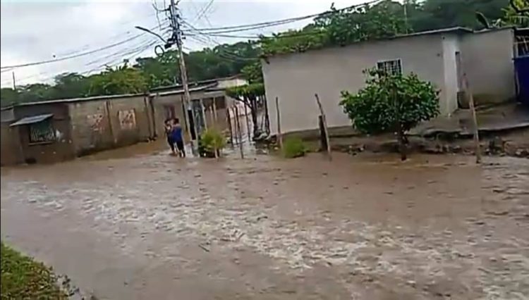 Las calles de Sabana de Mendoza se convirtieron en río con el desborde de las aguas de la quebrada San Alejo.