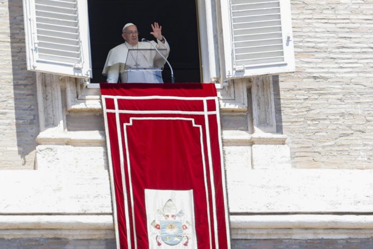 El papa Francisco durante el rezo del Angelus este domingo 28 de julio en el Vaticano. EFE/EPA/FABIO FRUSTACI