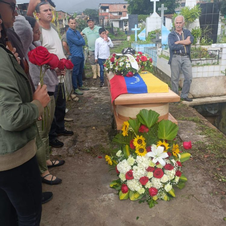 Familiares y amigos de Julio Valerio García, asesinado el 28 de julio, le dieron el último adiós. Fotos: cortesía