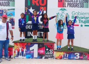 Tres medallas para Trujillo en inicio del Nacional de Natación Artística