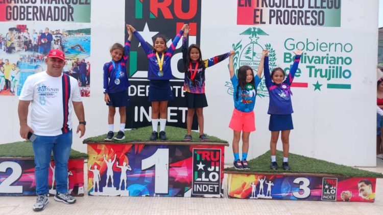 Las atletas trujillanas Daniela Perdomo (oro) y Silvana Henriquez (plata) en el podio junto al presidente del Indet, Jesús "Trompo" González. Gráficas: Club Las Valquirias.