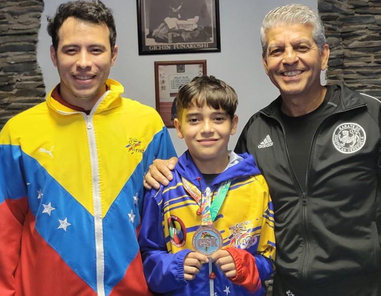  El medallista Abel Suarez rodeado por el sensei Luis Bravo y el shihan Fernando Matheus (Gráficas: Cortesia Dojo Fernando Matheus)