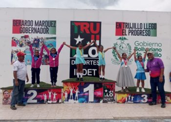 Escalera medallistica para Trujillo en Nacional de Natación Artística