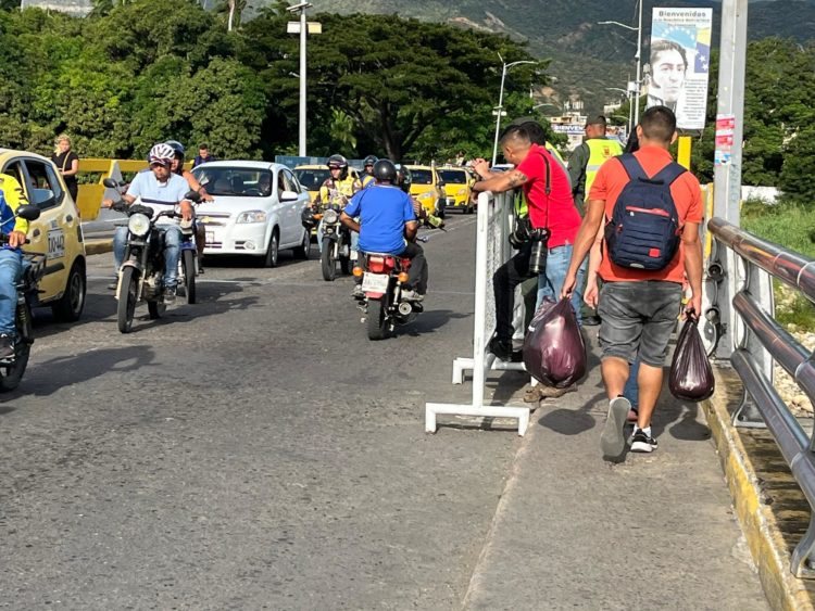 Frontera entre Venezuela y Colombia, puente Simón Bolívar. Día 25 de julio. 

Fotos Carlos Ramírez. 