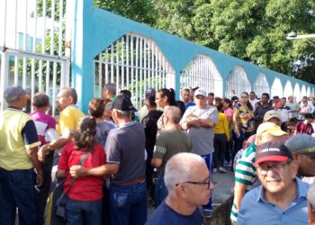 Carvajalenses salieron temprano a ejercer su derecho al voto
