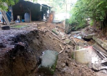 Familia en Tabor en peligro: lluvias amenazan su hogar por crecida de quebrada
