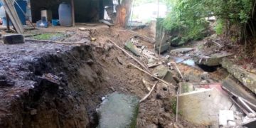 Familia en Tabor en peligro: lluvias amenazan su hogar por crecida de quebrada