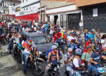 Oposición boconesa realiza multitudinaria caravana