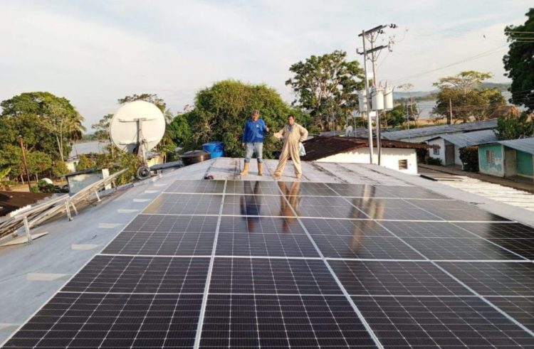 Paneles solares en el techo (Fundelec 2024)