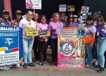 Pancartazo en la Av. Bolívar de Valera en rechazo a los femicidios: “No más violencia, ni una menos”