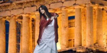 La danza de “Tierra de Gracia” de Larissa Vesci brilla bajo la Acrópolis de Atenas