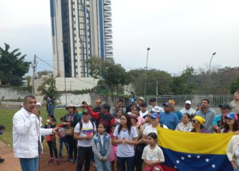 Migrantes venezolanos en Foz do Iguaçu (Brasil) brindan apoyo moral al país