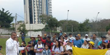 Migrantes venezolanos en Foz do Iguaçu (Brasil) brindan apoyo moral al país