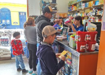 Boconeses se abastecen de comida ante la incertidumbre política del país