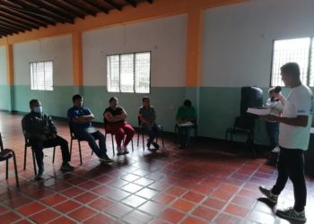 Habitantes de Monte Carmelo reciben taller de Infociudadanía por parte del equipo de DLA