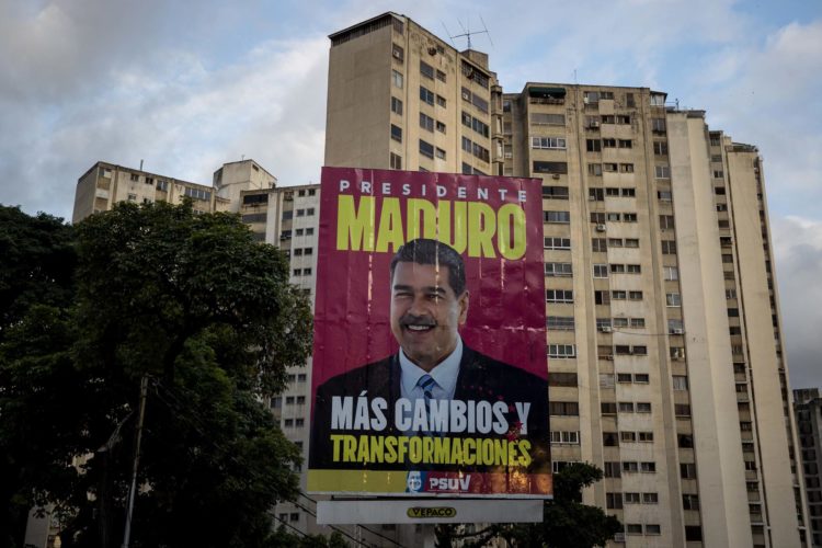 Fotografía de un cartel con propaganda por el presidente de Venezuela y candidato a la reelección, Nicolás Maduro en Caracas (Venezuela). EFE/ Miguel Gutiérrez