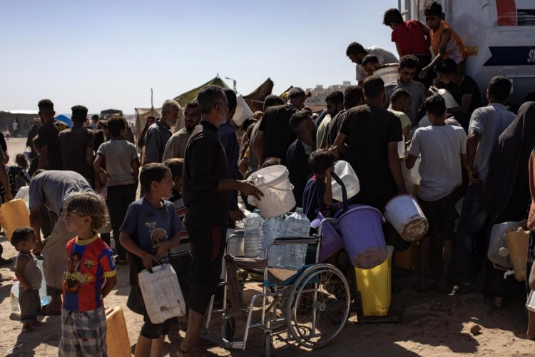 Imagen de desplazados palestinos en Gaza por los bombardeos israelíes. EFE/EPA/HAITHAM IMAD