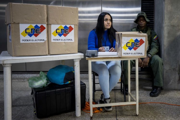 Fotografía del 15 de julio de 2024 de una funcionaria del Consejo Nacional Electoral (CNE) en una jornada de información por las elecciones presidenciales, en Caracas (Venezuela). EFE/ Miguel Gutiérrez