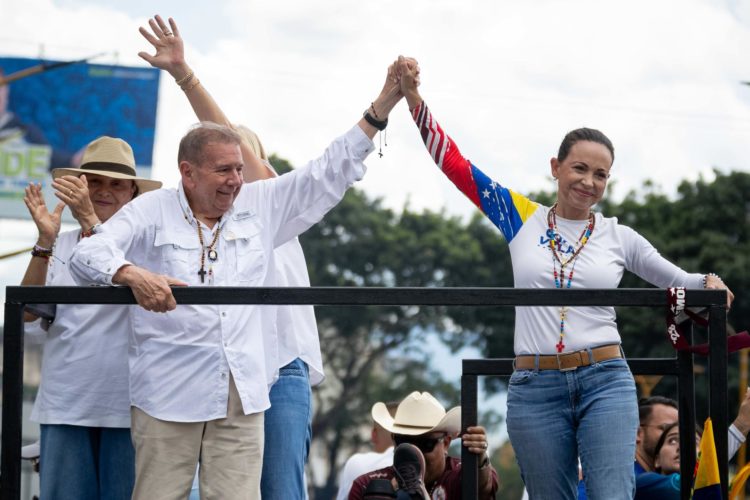 La lider de la oposición, María Corina Machado (d) junto a el candidato presidencial, Edmundo González. EFE/ Ronald Peña