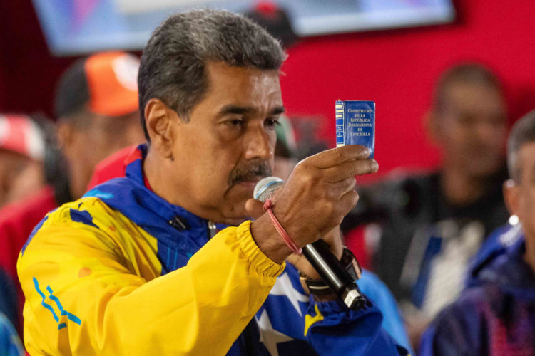El presidente de Venezuela, Nicolás Maduro, pronuncia un discurso tras conocer los resultados de las elecciones presidenciales este lunes, en Caracas (Venezuela). EFE/ Ronald Peña R.