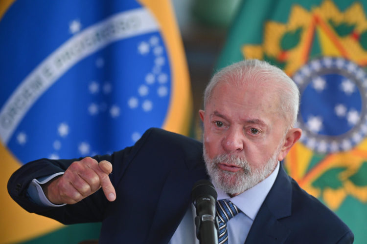 El presidente de Brasil, Luiz Inácio Lula da Silva, habla durante una entrevista con periodistas de agencias de noticias internacionales este lunes, en el Palácio de la Alvorada en Brasilia (Brasil). EFE/Andre Borges