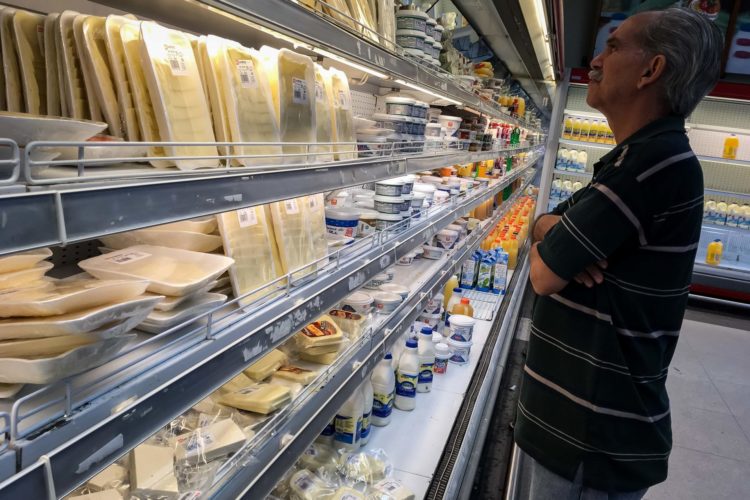 Fotografía de archivo de un hombre observando los productos en un estante de un supermercado de Caracas. EFE/Miguel Gutiérrez